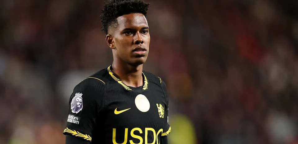 Jugador de Chelsea en uniforme negro durante el partido