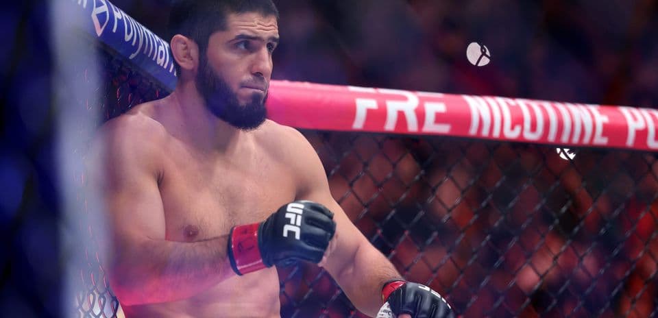 Luchador en la jaula de UFC esperando el combate