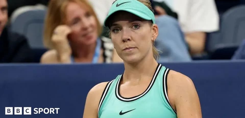 Jugadora de tenis en un partido con público de fondo
