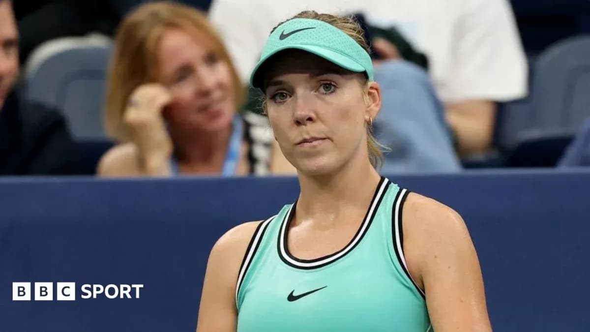 Jugadora de tenis en un partido con público de fondo