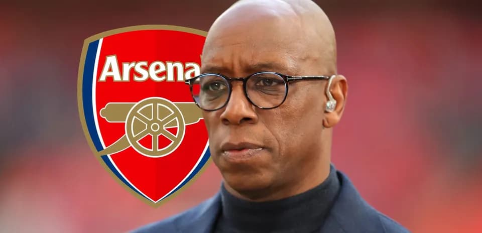 Persona con gafas frente al logo de Arsenal