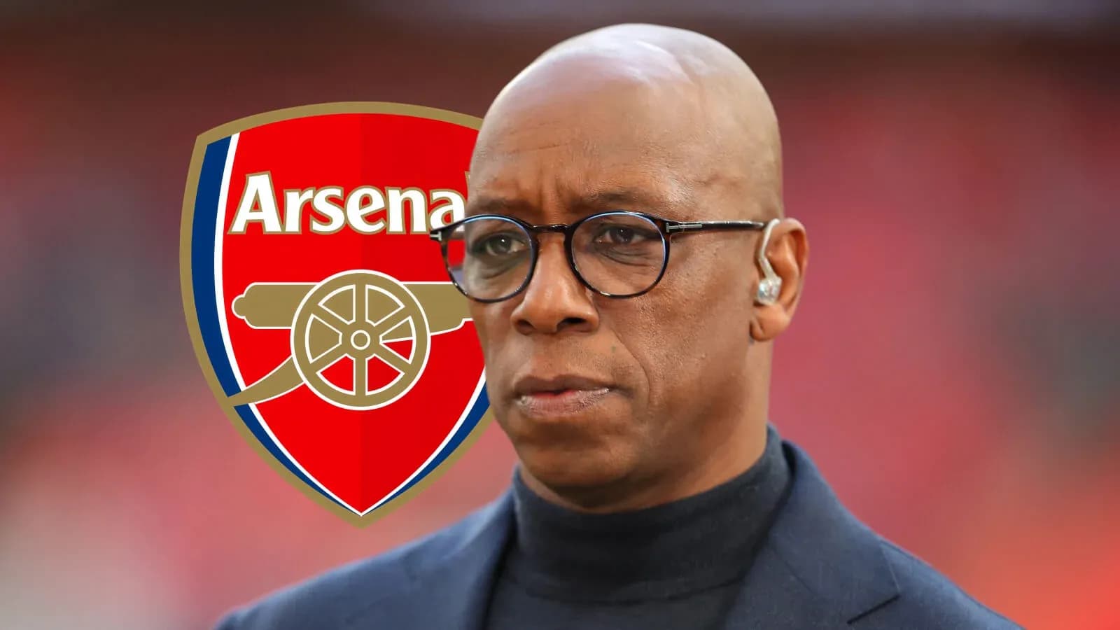 Persona con gafas frente al logo de Arsenal