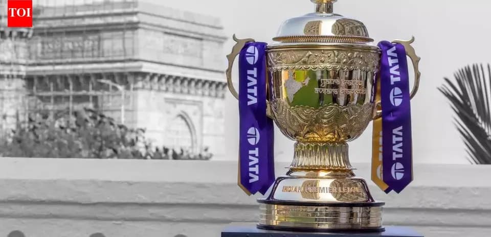 Trofeo de la IPL con el Puerta de India al fondo