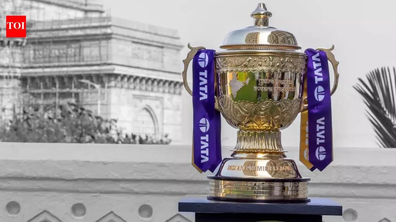 Trofeo de la IPL con el Puerta de India al fondo