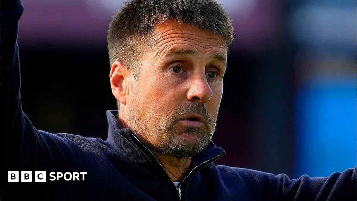 Entrenador gesticulando durante un partido de fútbol