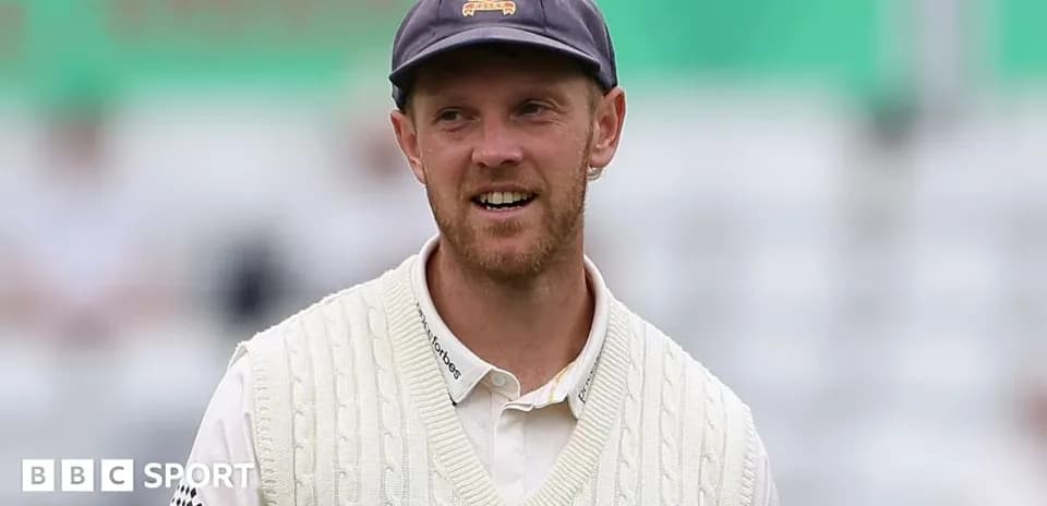 Jugador de cricket con jersey blanco en el campo