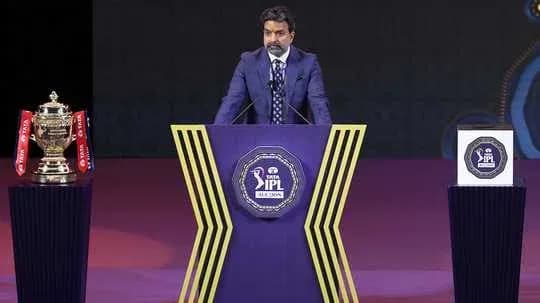 Presentador en ceremonia del IPL junto al trofeo