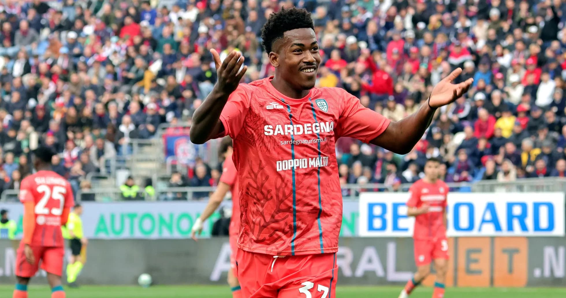 Jugador celebrando en partido de fútbol con aficionados