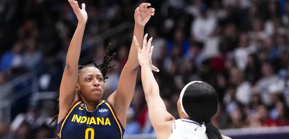 Jugadora de Indiana lanzando a canasta en partido
