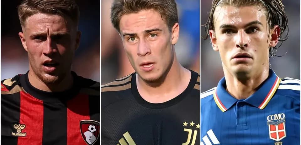 Tres futbolistas en uniforme durante un partido