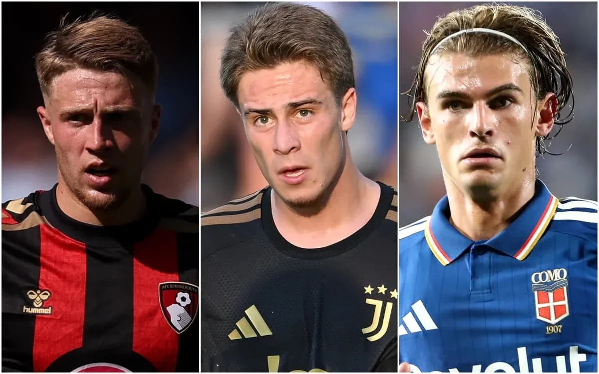 Tres futbolistas en uniforme durante un partido