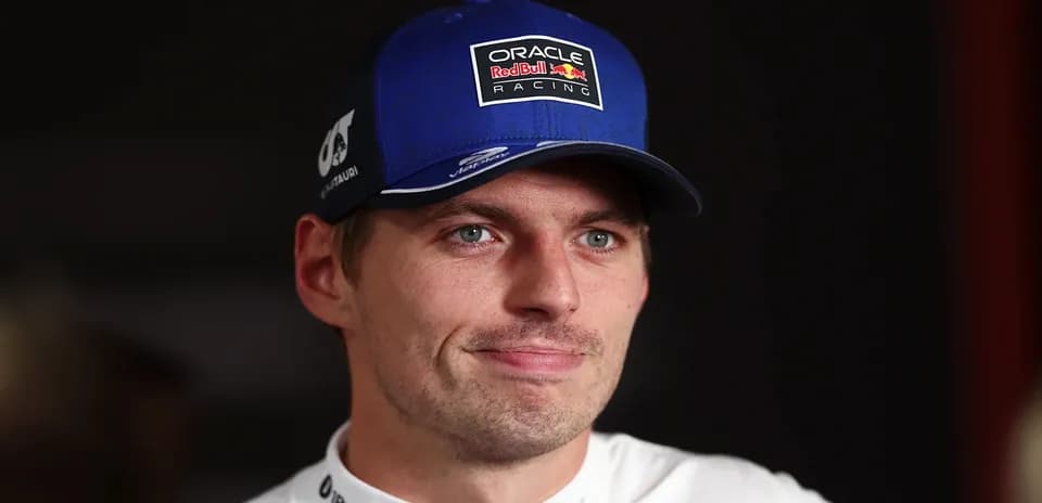 Piloto de Fórmula 1 con gorra de Red Bull Racing