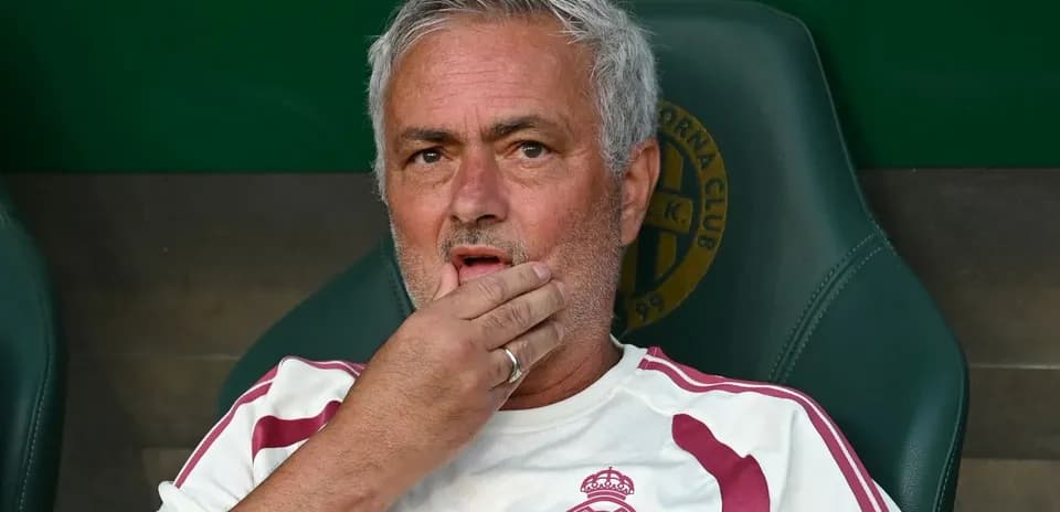 Entrenador sentado en el banquillo durante el partido