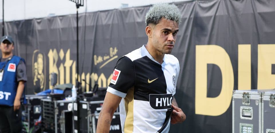 Jugador saliendo del túnel en uniforme de partido