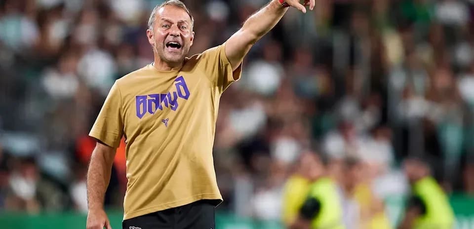 Entrenador dirigiendo al equipo desde la banda