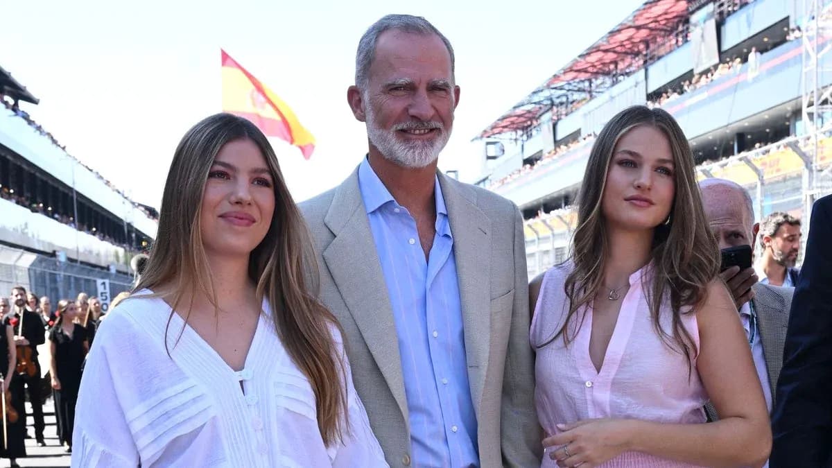 Rey de España con dos jóvenes en evento