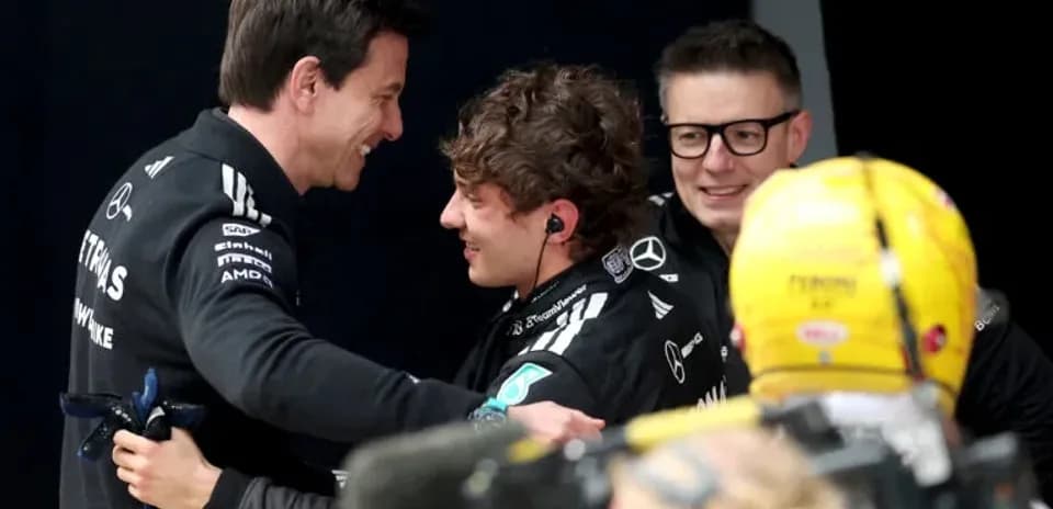 Toto Wolff abrazando a joven piloto en el paddock