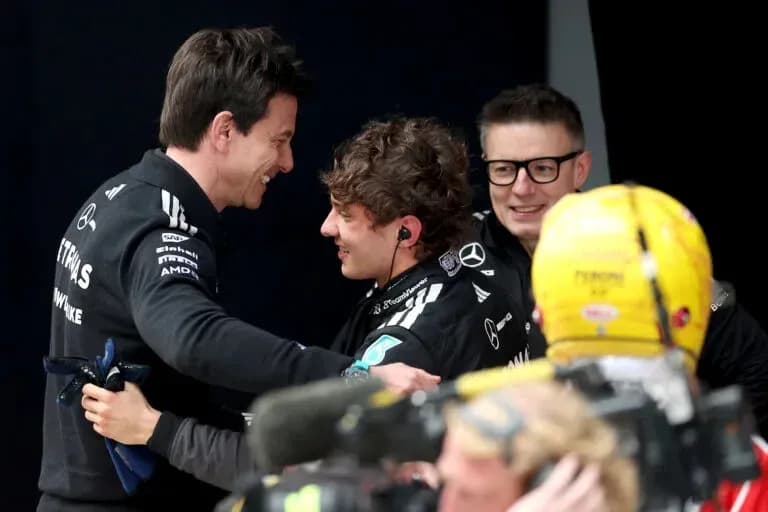 Toto Wolff abrazando a joven piloto en el paddock