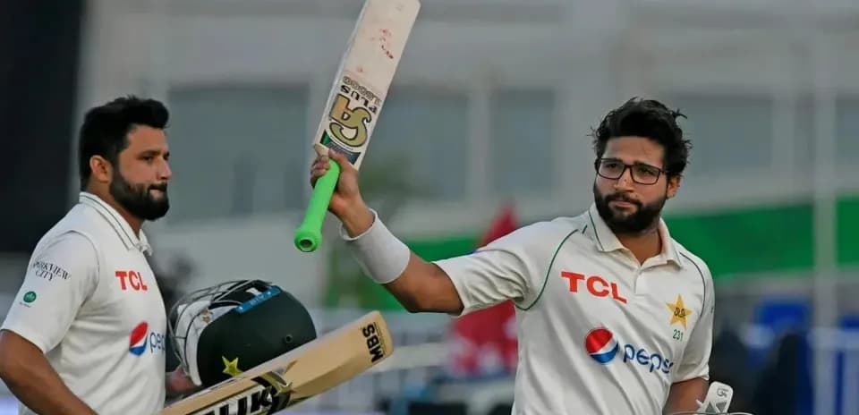 Jugadores de críquet de Pakistán celebrando en el campo