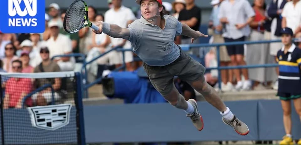 Jugador de tenis lanzándose para alcanzar la pelota
