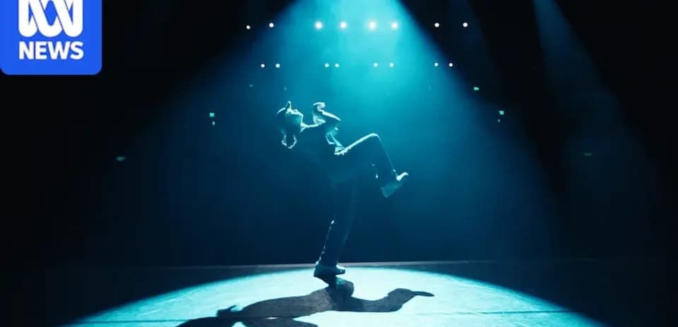 Bailarín actuando bajo luces en el escenario