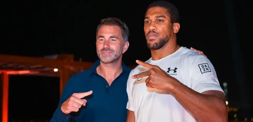 Dos hombres posando juntos en evento nocturno