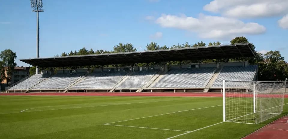 Estadio vacío con césped y gradas vacías