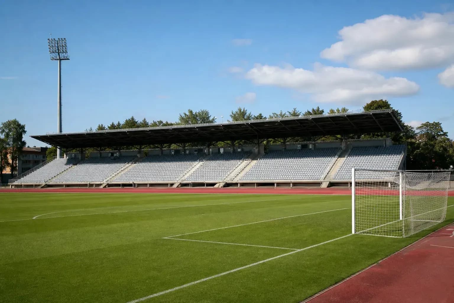 Estadio vacío con césped y gradas vacías