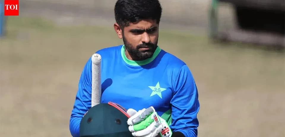 Jugador de cricket con bate en campo de entrenamiento