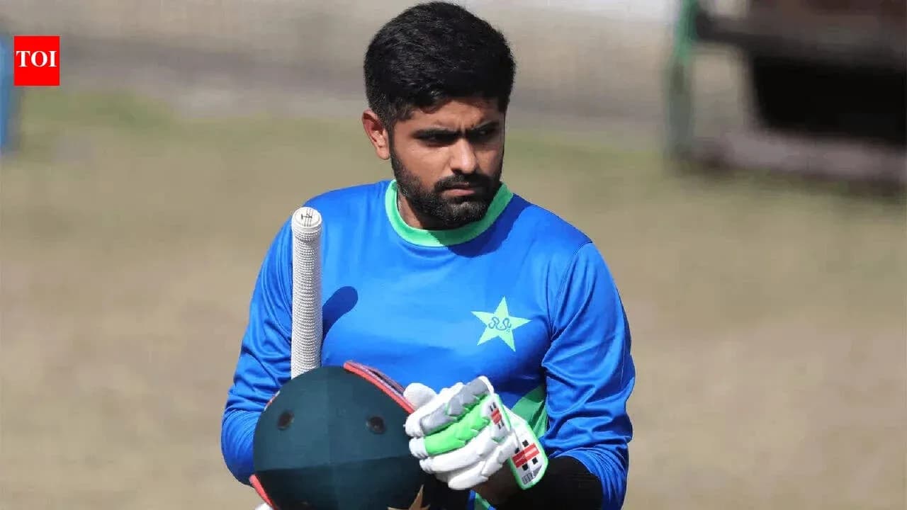 Jugador de cricket con bate en campo de entrenamiento