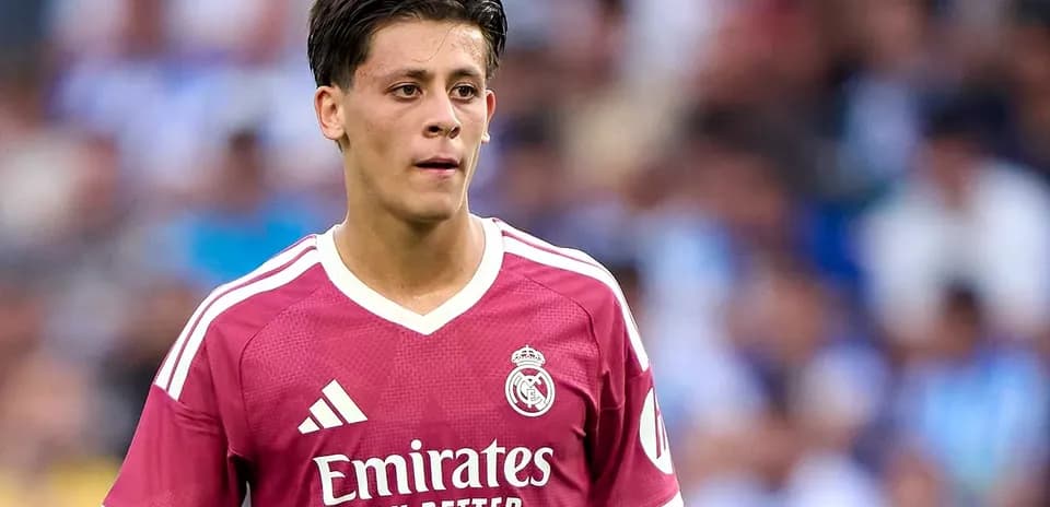 Jugador de Real Madrid con camiseta rosa en el campo