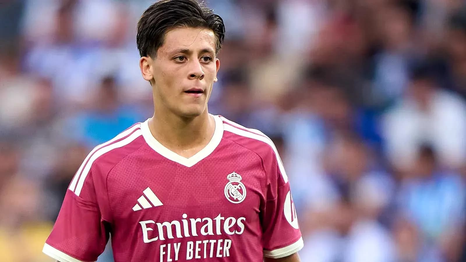 Jugador de Real Madrid con camiseta rosa en el campo