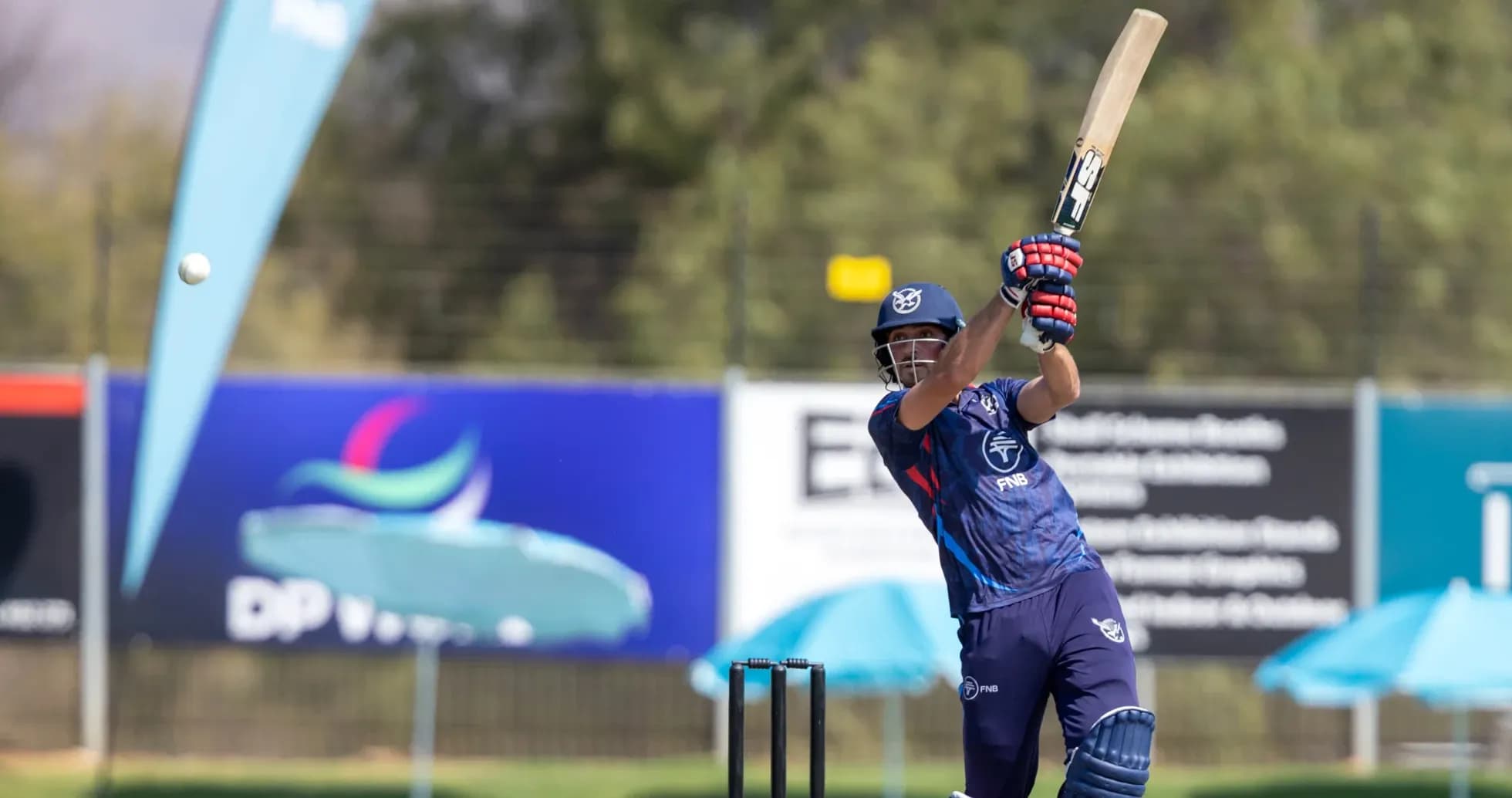Jugador batiendo en un partido de cricket