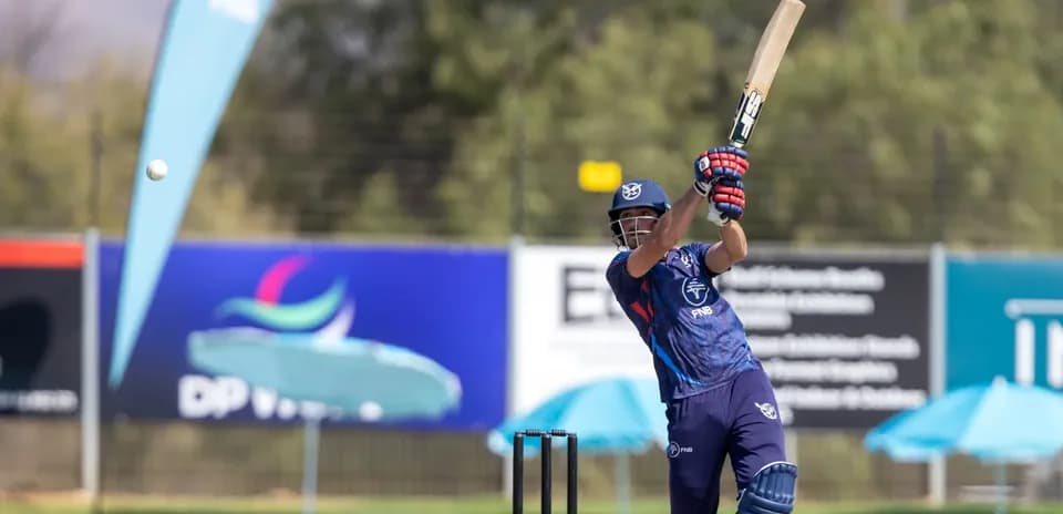 Jugador batiendo en un partido de cricket
