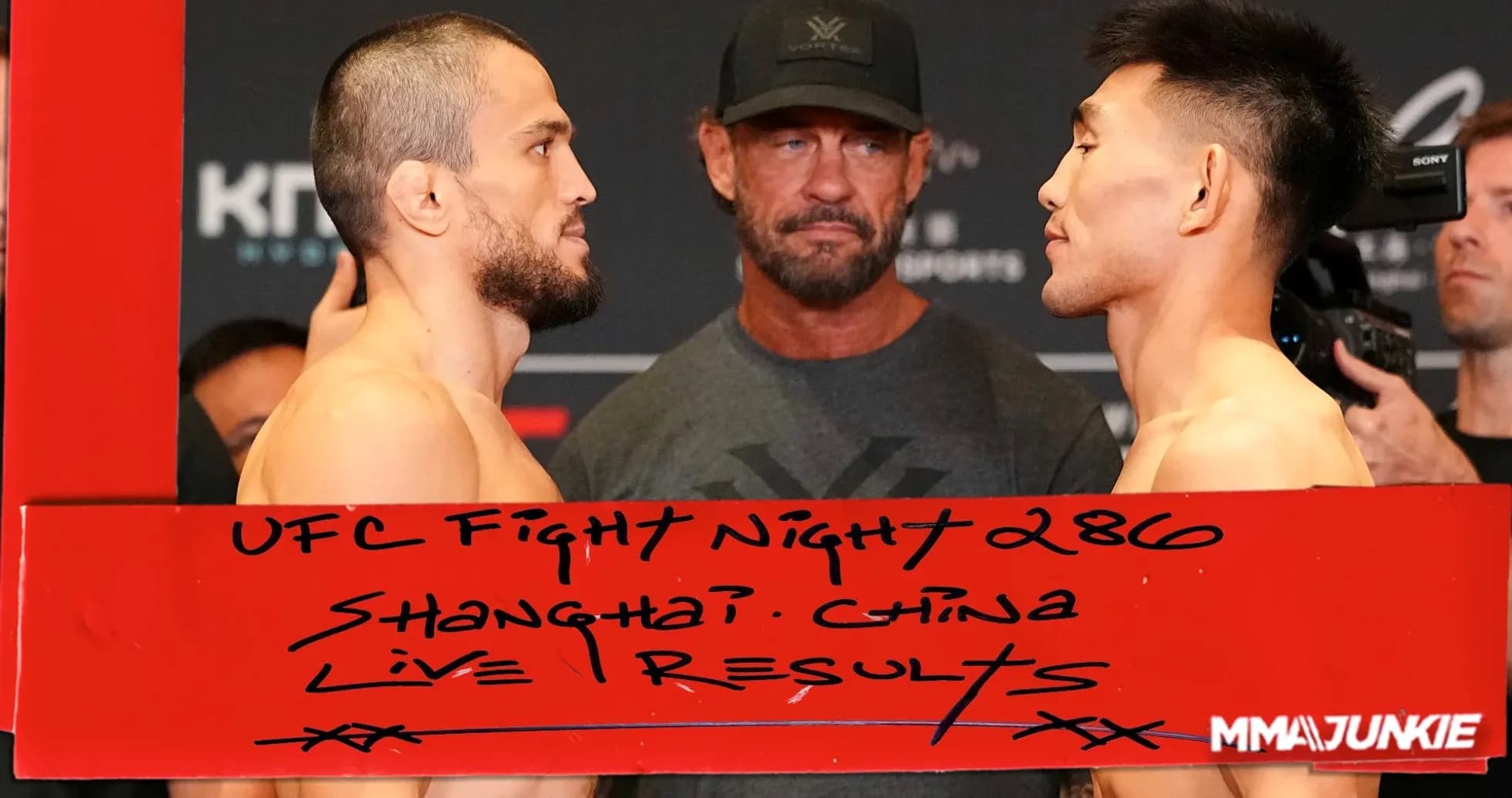 Dos luchadores pesando antes de UFC Fight Night 286