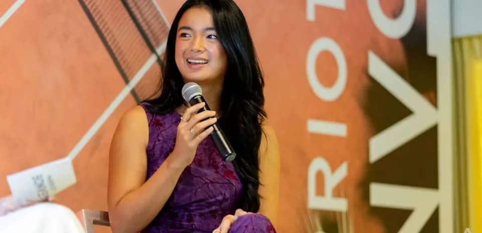 Joven hablando en un evento de tenis