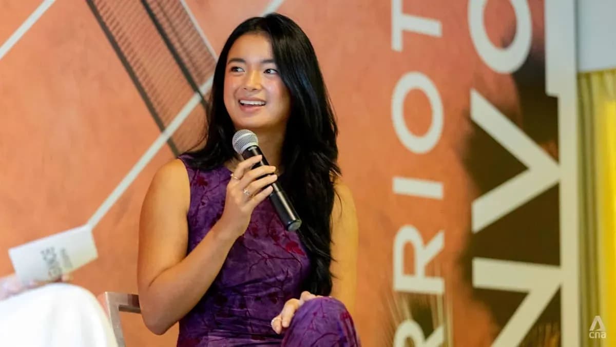 Joven hablando en un evento de tenis