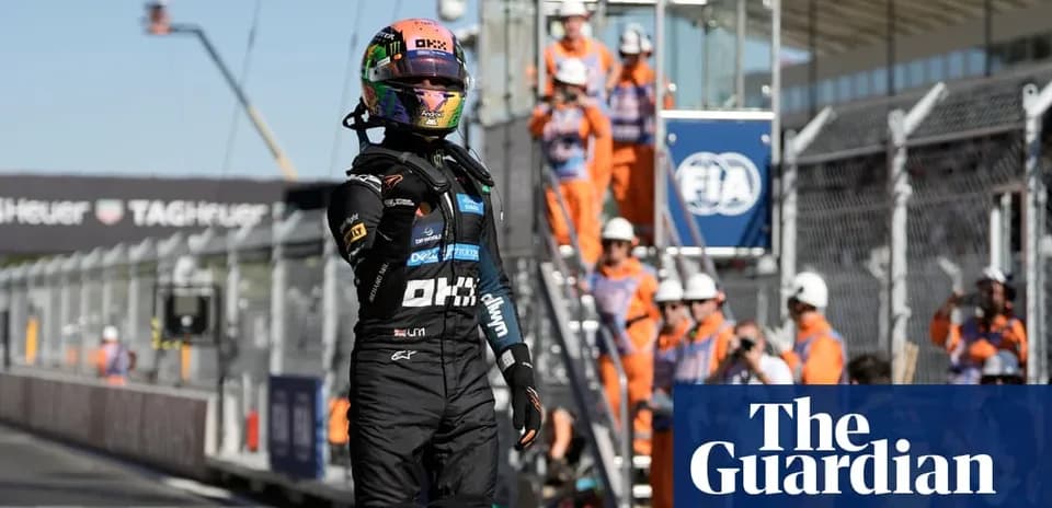 Piloto en la pista tras carrera de Fórmula 1