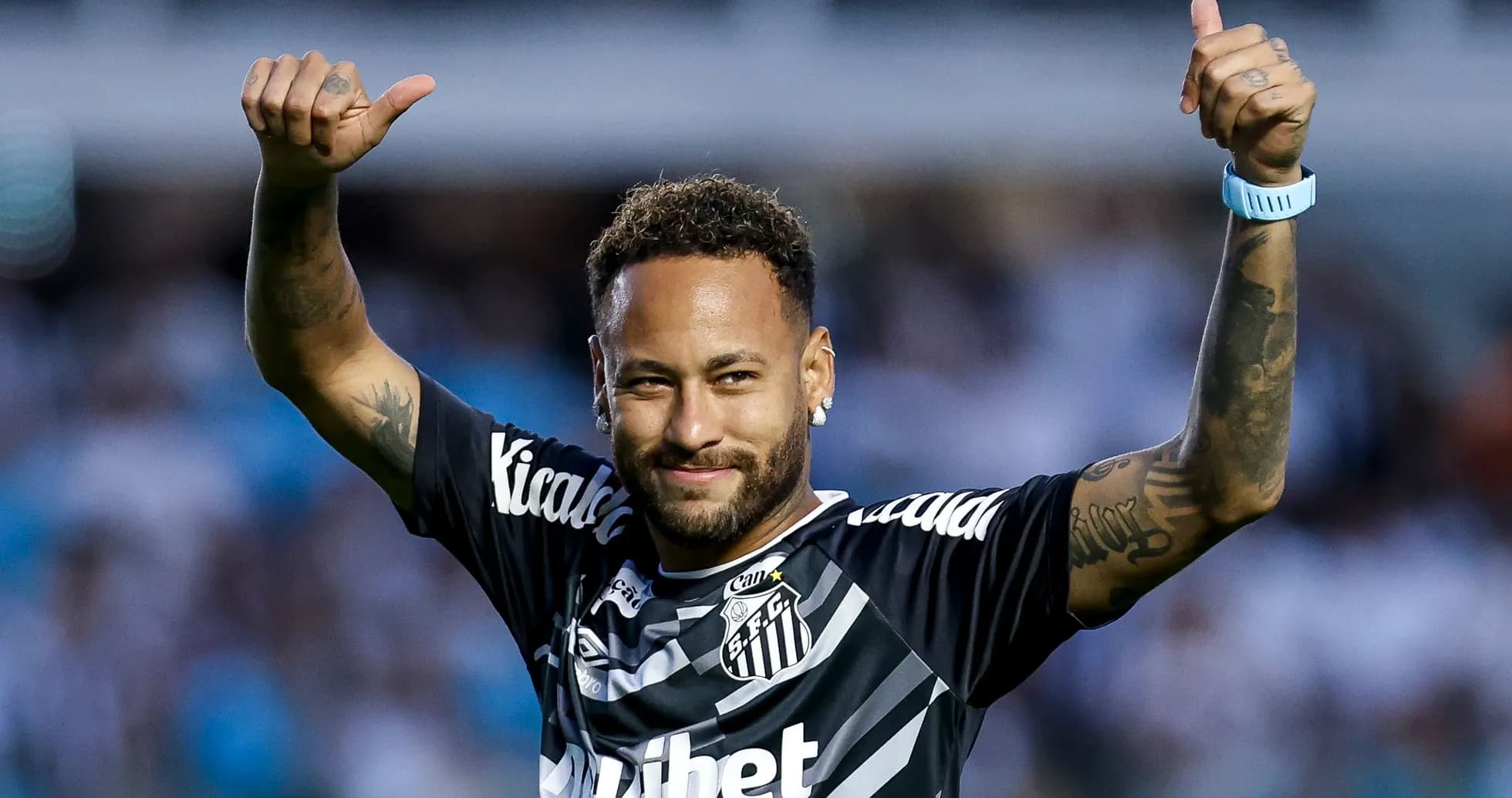 Jugador celebrando con dos pulgares hacia arriba