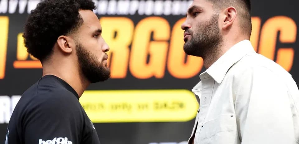 Dos boxeadores cara a cara en evento promocional