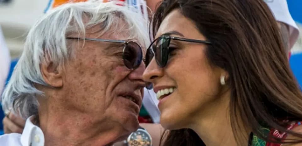 Pareja sonriendo y acercándose en evento deportivo