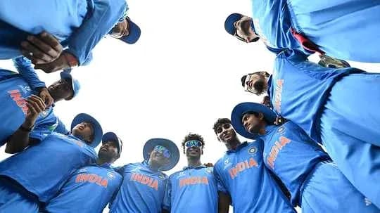 Equipo de críquet de India en círculo antes del partido