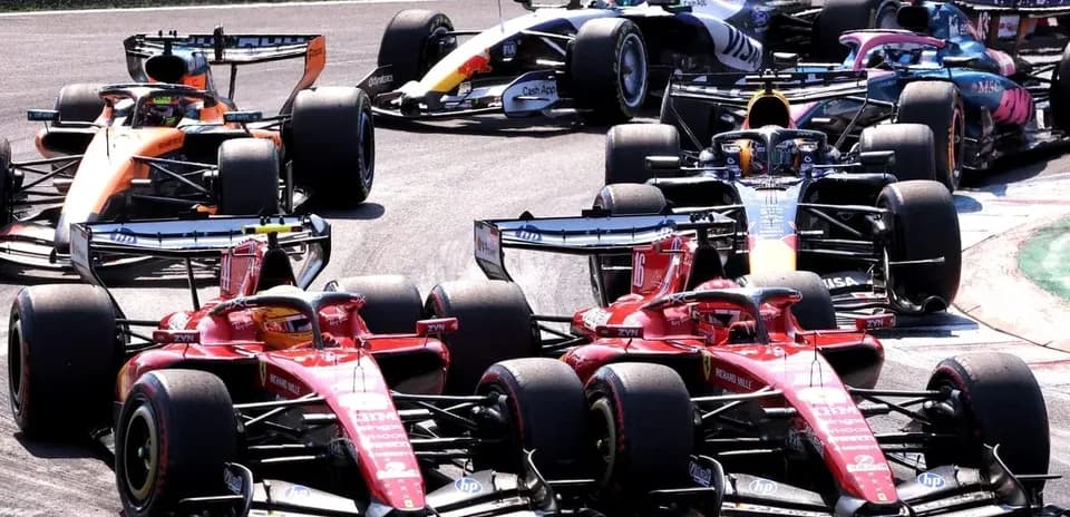 Varios coches de Fórmula 1 compitiendo en una curva