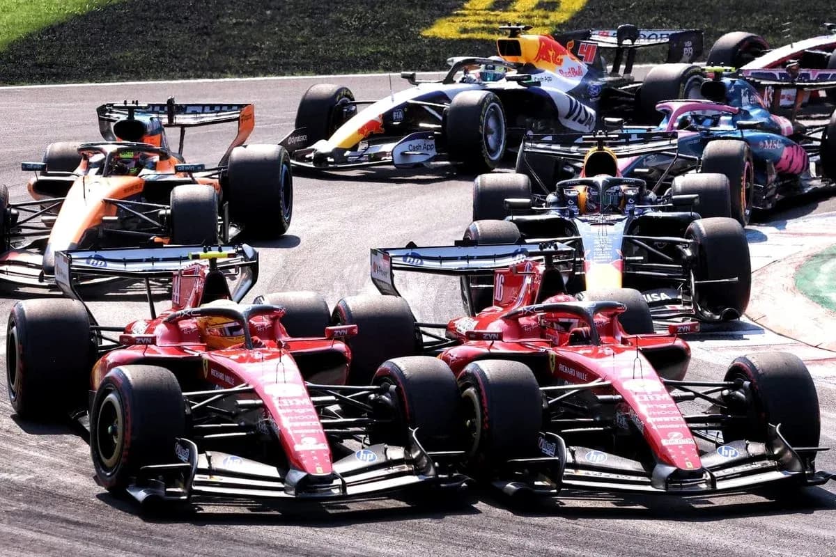 Varios coches de Fórmula 1 compitiendo en una curva