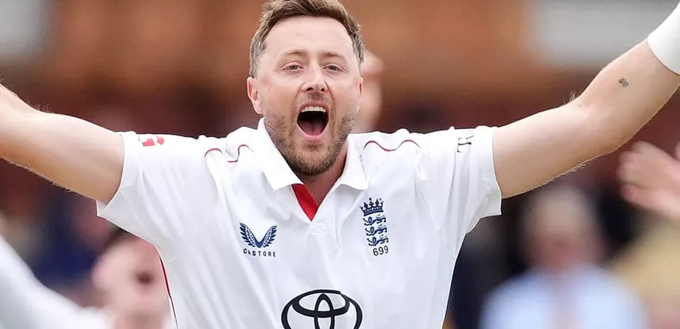Jugador de cricket celebrando una wicket en el partido