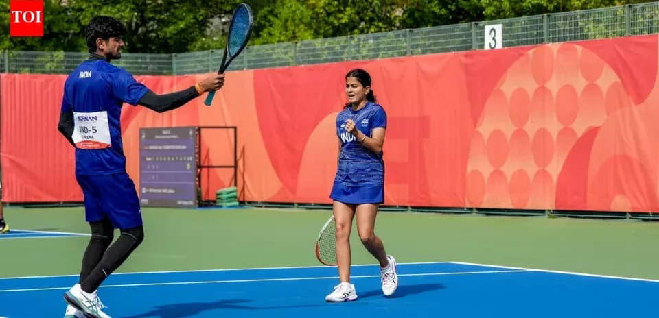 Jugadores celebrando en la cancha de tenis