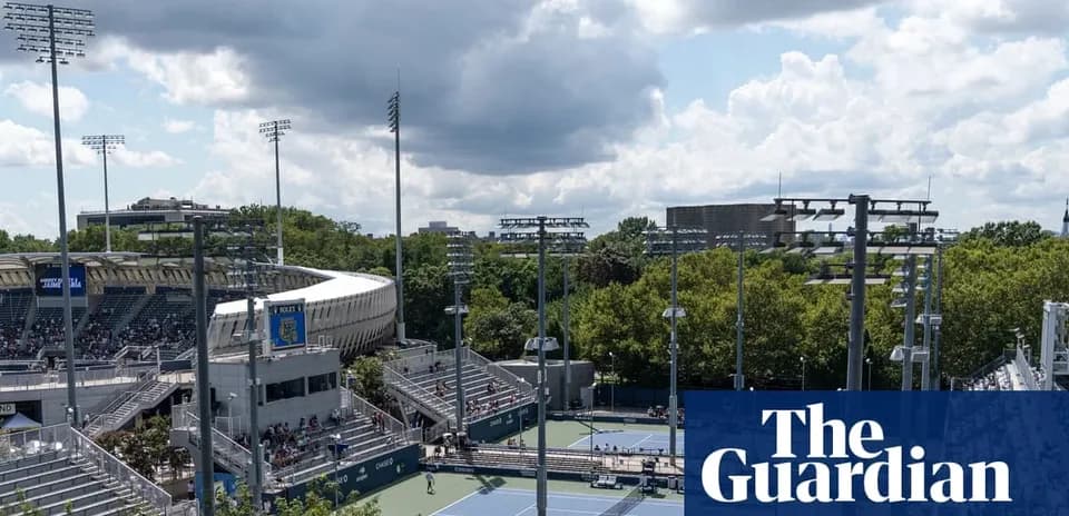 Vista del estadio de tenis con nubes en el cielo
