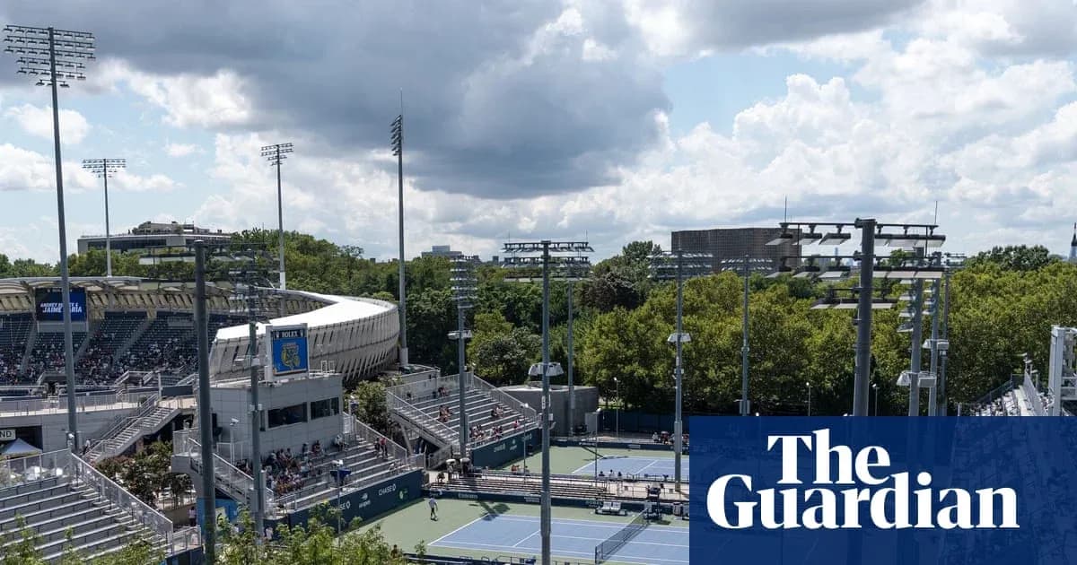 Vista del estadio de tenis con nubes en el cielo Vista del estadio de tenis con nubes en el cielo