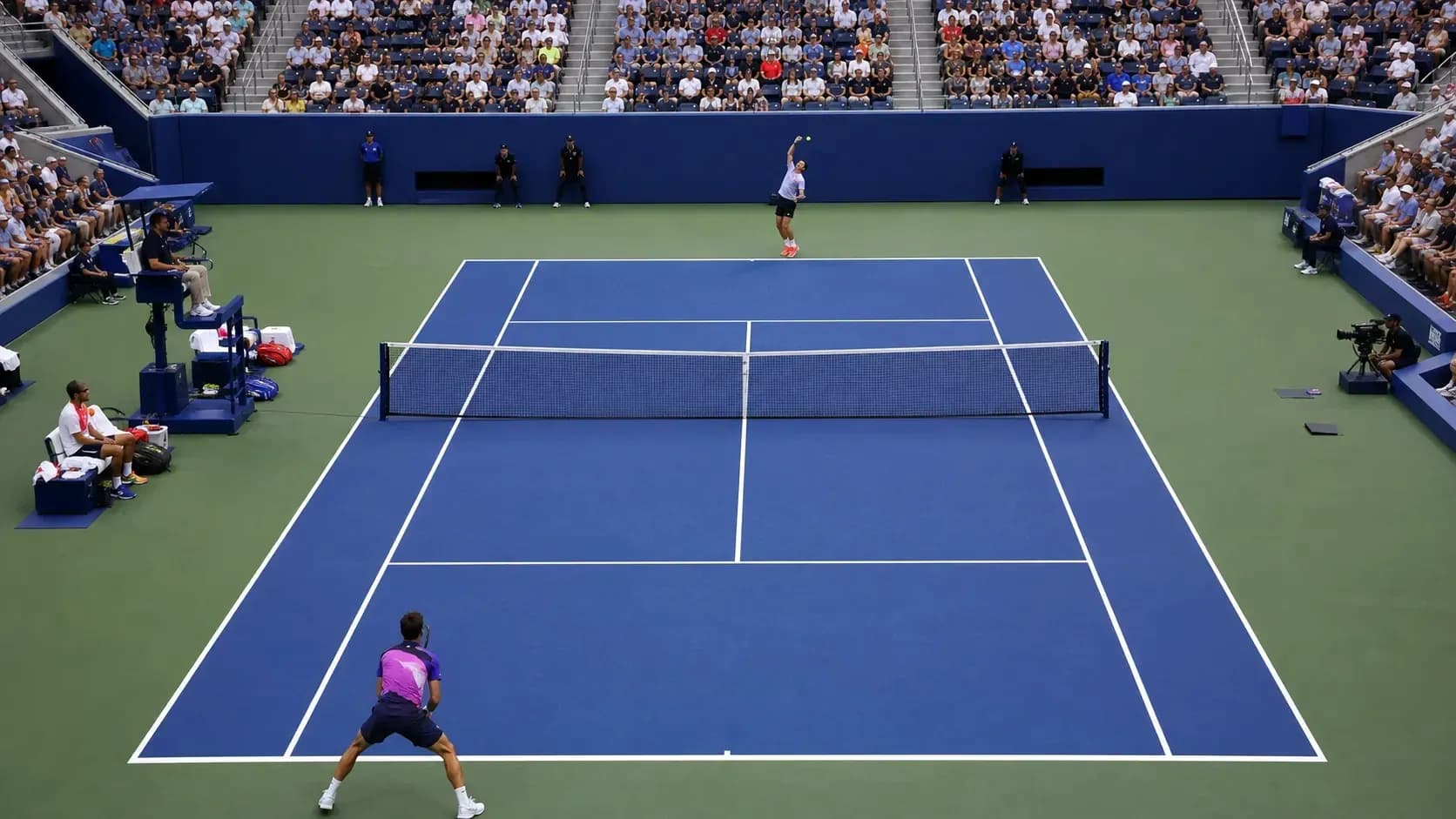Jugador sirviendo durante un partido de tenis