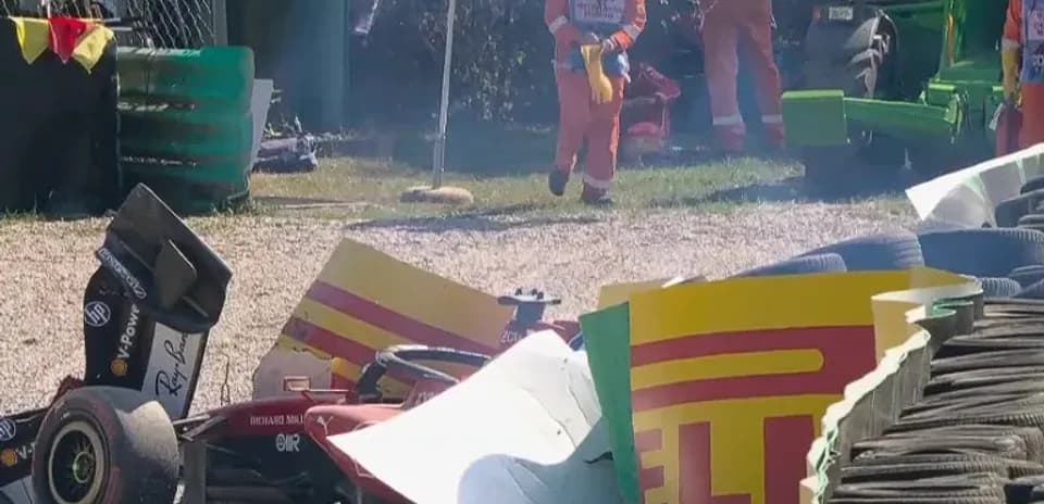 Coche de Fórmula 1 chocado contra barrera de neumáticos